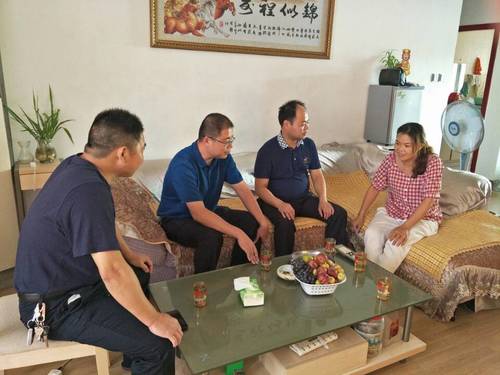 劉娟莉-“一對(duì)一結(jié)對(duì)幫扶”慰問活動(dòng)現(xiàn)場(chǎng)照片.jpg