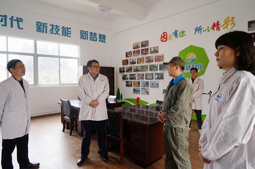 葉莉：海峽科化公司黨委書記、董事長(zhǎng)吳彩洪參觀龍巖分公司電氣自動(dòng)化“技能大師”創(chuàng)新工作室2.jpg