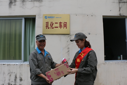 張力燕：龍巖分公司女工委組織女工黨員開(kāi)展“戰(zhàn)高溫、防酷暑、保安全”送清涼活動(dòng)1.jpg