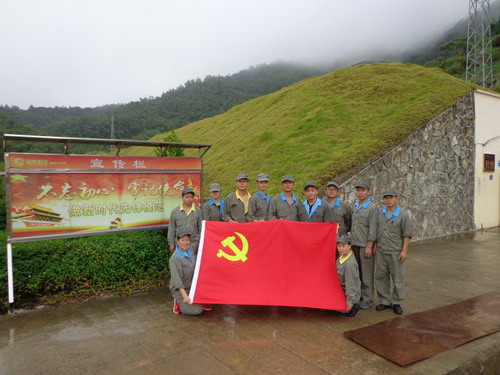 雷韜：龍巖分公司乳化一車間支部開展“守國旗、敬國旗、愛國旗”主題黨日活動_調(diào)整大小.jpg