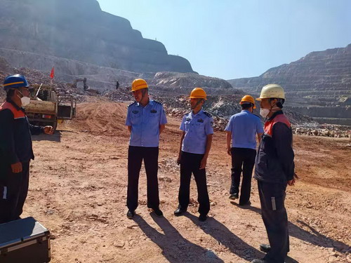 羅曉恒-上杭縣公安局副局長(zhǎng)袁建陽(yáng)到紫金山礦區(qū)安全檢查_(kāi)調(diào)整大小.jpg
