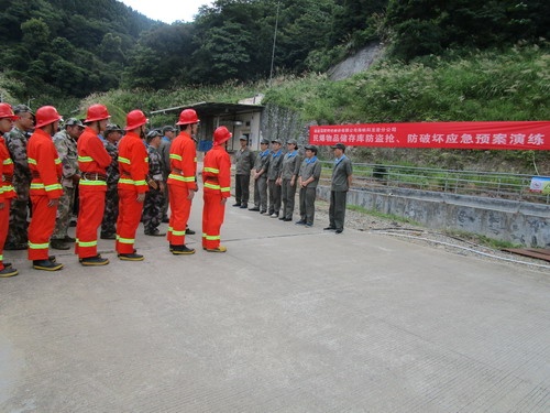 龍巖分公司開展民爆物品儲存庫防盜搶、防破壞應(yīng)急預(yù)案演�?_調(diào)整大小.jpg