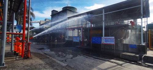 永安雙華公司陳婷婷：（插�?）義務(wù)消防隊員啟動消防水炮降低空氣氨濃度_調(diào)整大小.jpg