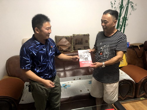 盧春雨（圖）福安分公司：“七一”慰問(wèn)老黨�?黨情關(guān)懷暖人心_調(diào)整大小.jpg