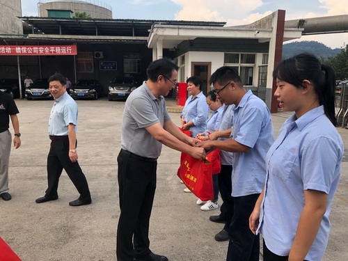 永安雙華公司吳泉艷：海峽科化黨委書記、董事長吳彩洪為雙華公司員工送清涼現(xiàn)場_調整大小.jpg