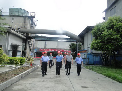 永安雙華公司鄧焱珍：省機(jī)電控股公司黨委書記、董事長王會(huì)錦查看現(xiàn)�?_調(diào)整大小.JPG