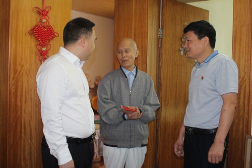 永安分公司鄭若男：海峽科化公司黨委委員、紀(jì)委書(shū)記何浦寨到永安分公司慰問(wèn)60年以上黨齡老黨�?(3)_調(diào)整大小.JPG
