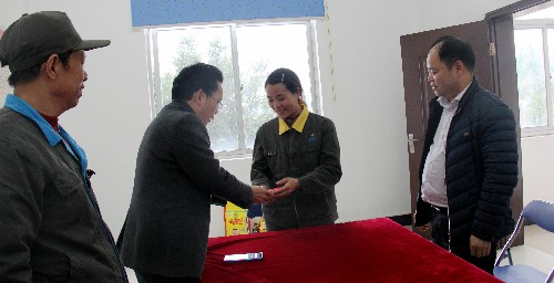 陳宏金：圖為顏建議總經(jīng)理慰問(wèn)困難職工現(xiàn)�?(1)~1.jpg
