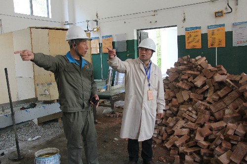 黃曉志：圖為張賢鋒深入技改現(xiàn)場進(jìn)行實(shí)地檢�?(1)~1.jpg