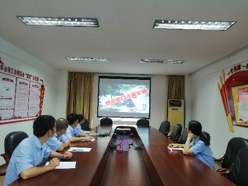 永安雙華公司鄧焱珍：駕駛員觀看交通安全警示教育片現(xiàn)場(chǎng)~1.jpg