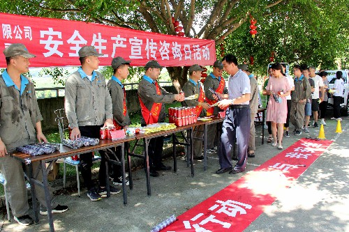 陳宏金：圖為安全生產(chǎn)咨詢?nèi)栈顒?dòng)現(xiàn)�?(1)~1.jpg
