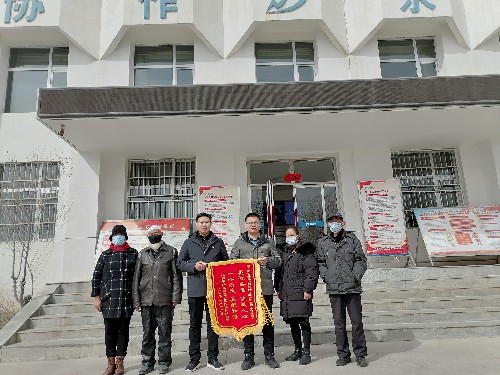 海西東諾公司2021年度結對幫扶對象送來錦旗~1.jpg