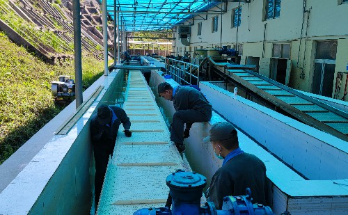 龍巖分公�?鐘強�?機修車間黨員突擊隊排除乳化一車間冷卻水池鏈板故障隱患點現(xiàn)場~1.jpg