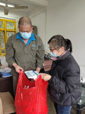 ?？朴来?孫巧�?用心做好“娘家人�?海峽科化永春分公司工會關(guān)愛“再行動�? (2)~1.jpg